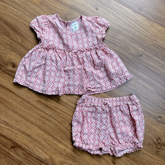 3 for $15 🌈 Carter’s top and shorts marching set - Picture 3 of 3